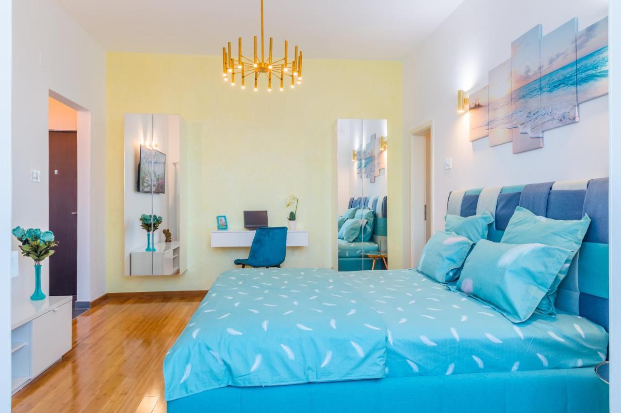 New Studio Carturesti - City Center Bukarest Kültér fotó
